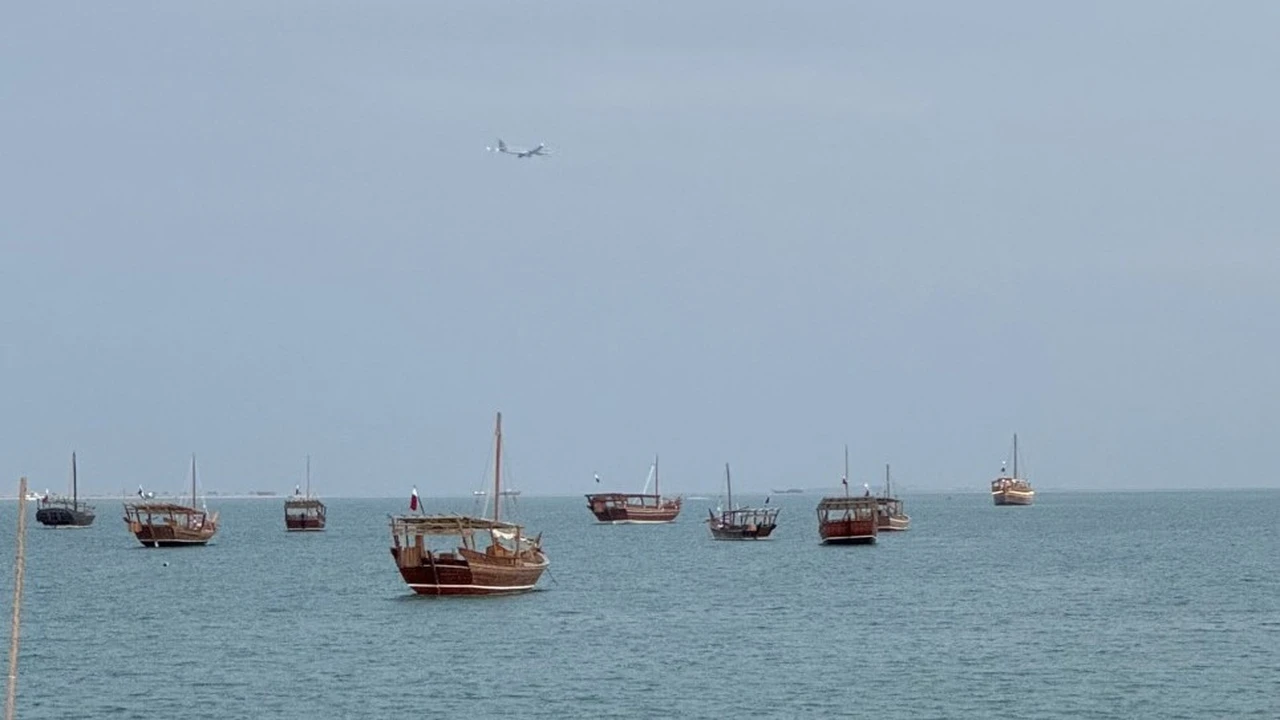 طقس معتدل الحرارة نهاراً على الساحل مع انتشار غبار عالق في البحر